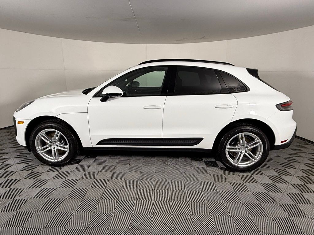 2025 Porsche Macan T photo 2