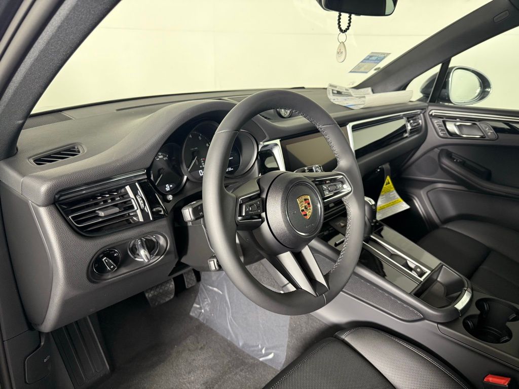 2025 Porsche Macan T photo 4