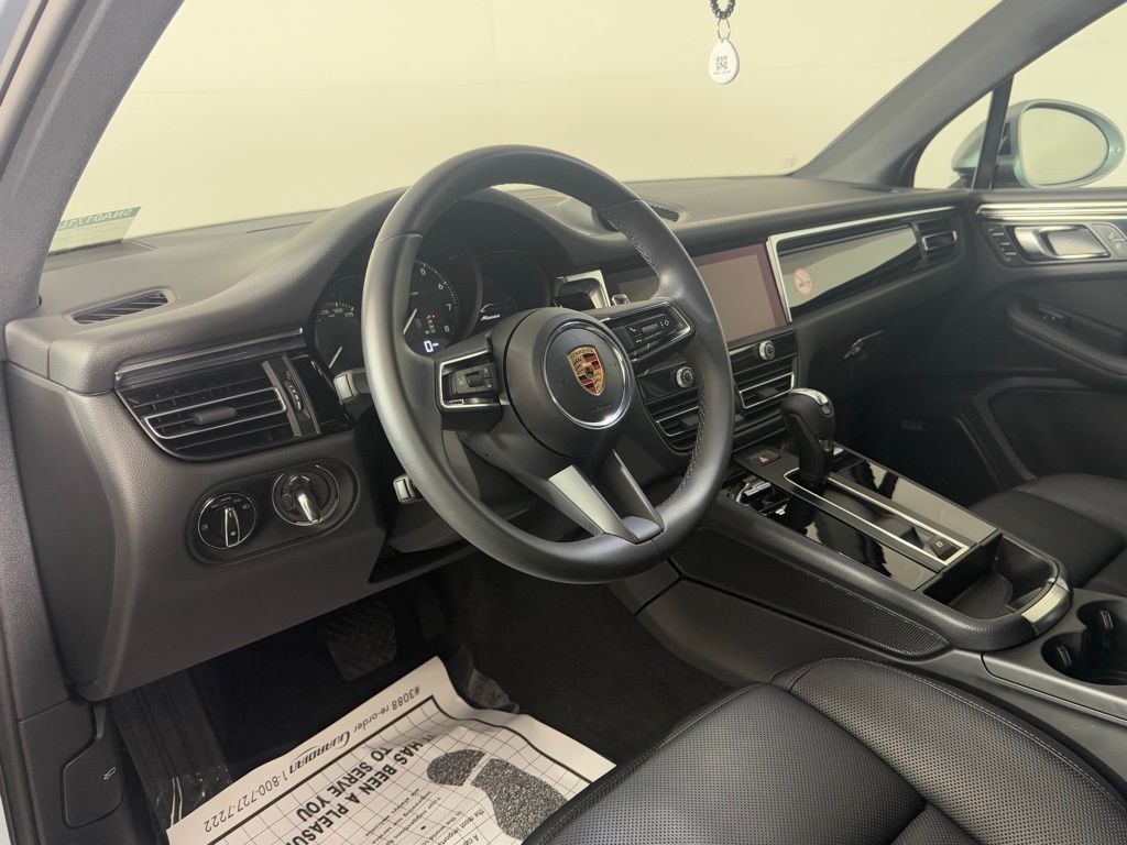2025 Porsche Macan photo 4