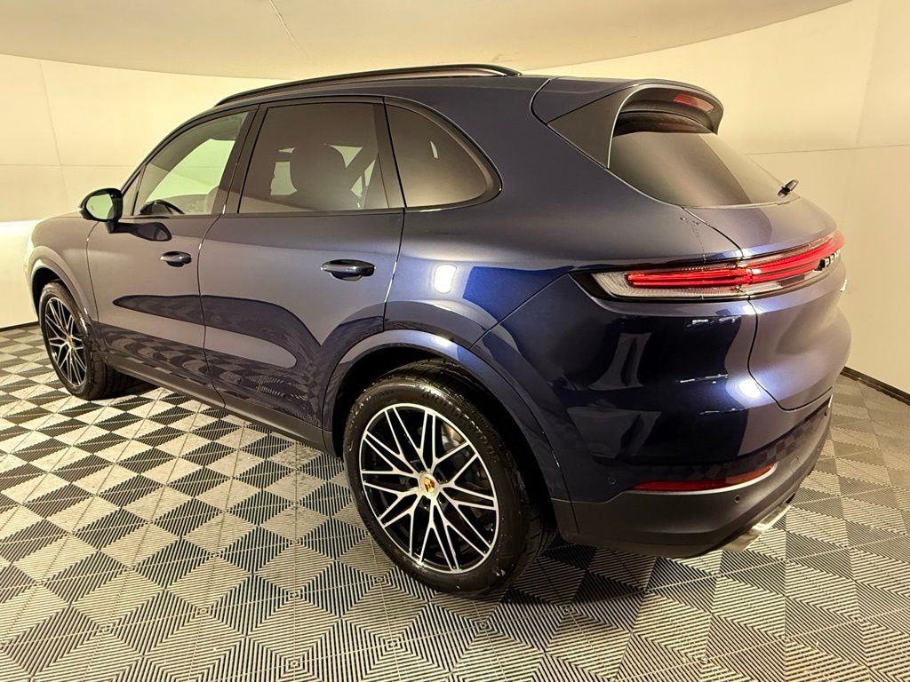 2025 Porsche Cayenne photo 3