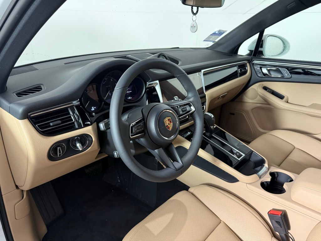 2025 Porsche Macan T photo 4