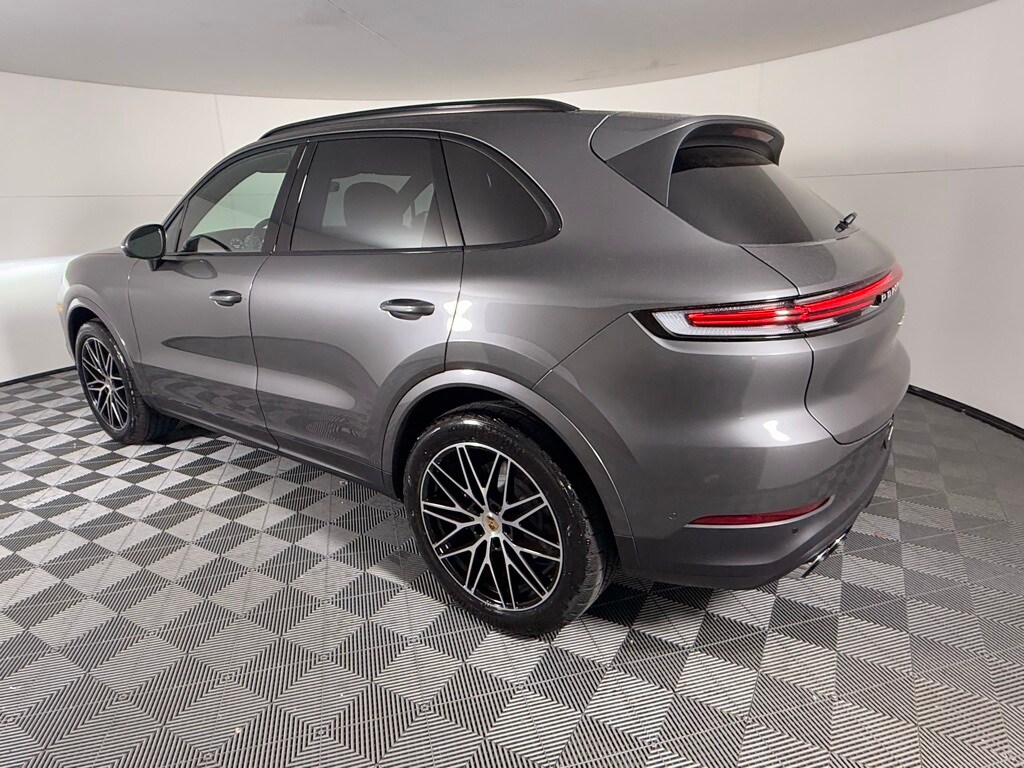 2025 Porsche Cayenne photo 3