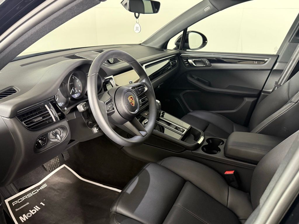 2025 Porsche Macan T photo 3