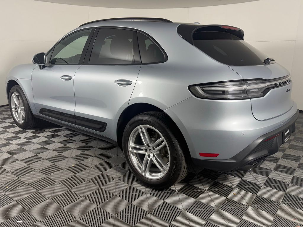 2025 Porsche Macan photo 3