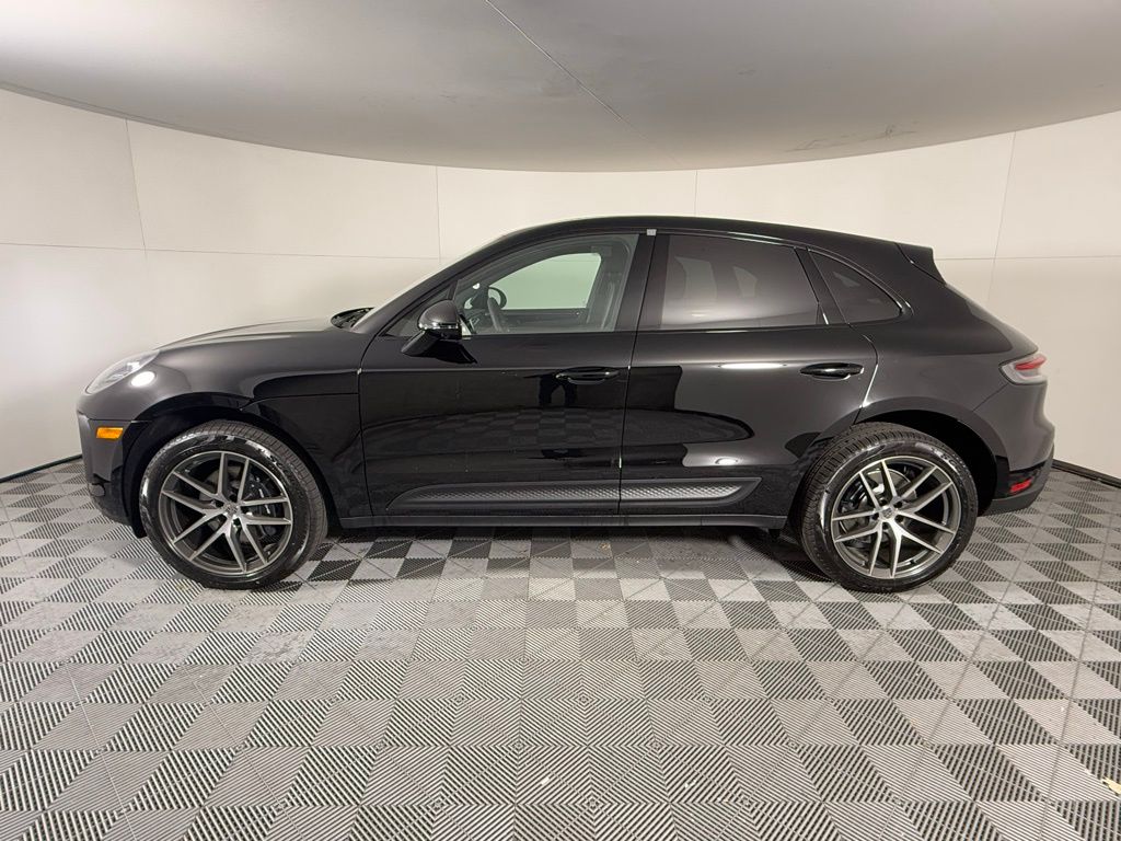 2025 Porsche Macan photo 2