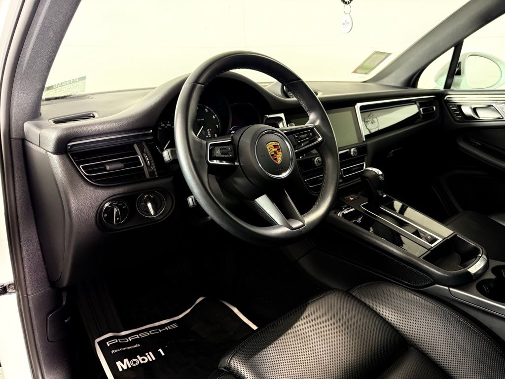 2023 Porsche Macan T photo 4