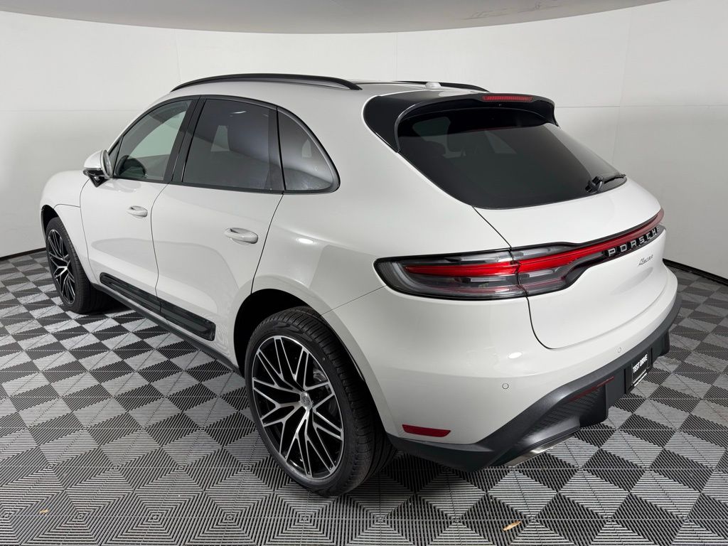 2025 Porsche Macan T photo 3