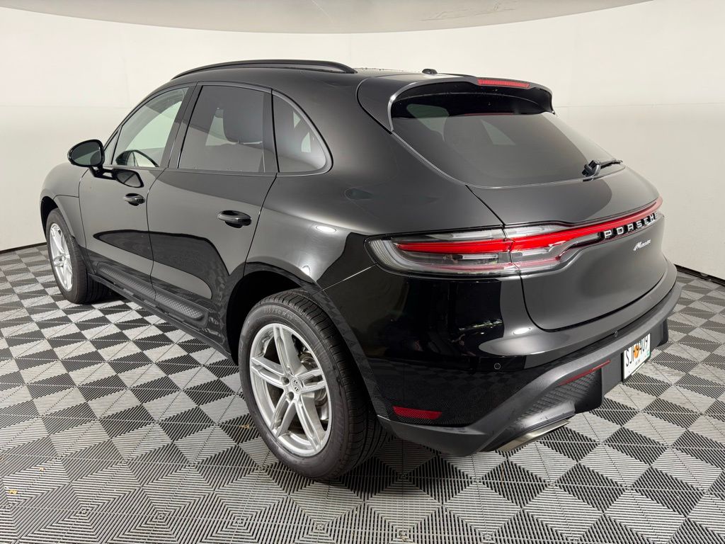 2025 Porsche Macan T photo 3