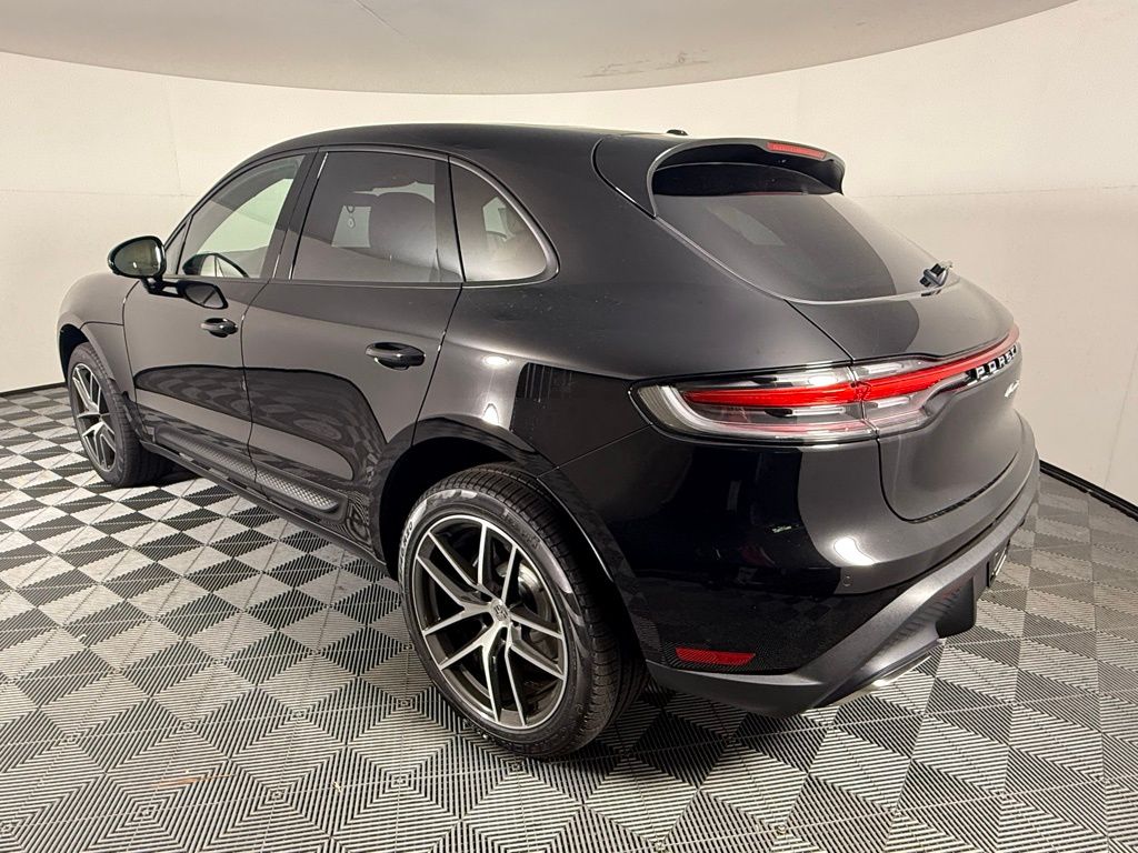 2025 Porsche Macan T photo 3