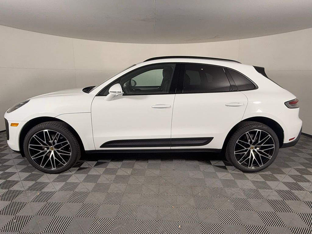 2026 Porsche Macan T photo 2