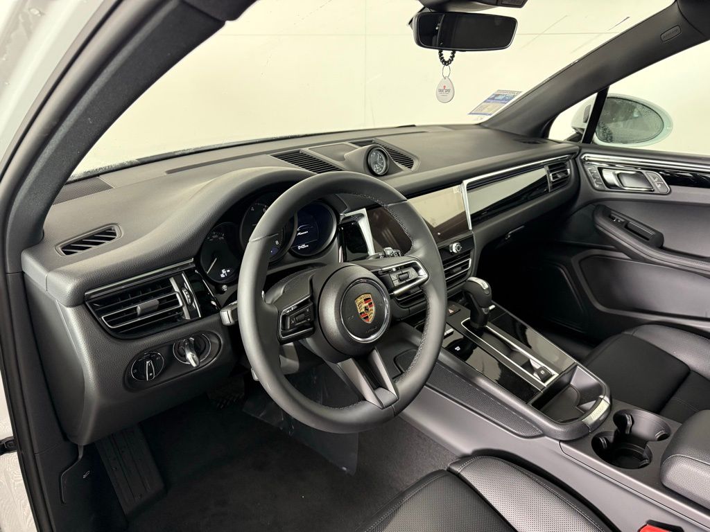 2025 Porsche Macan T photo 4