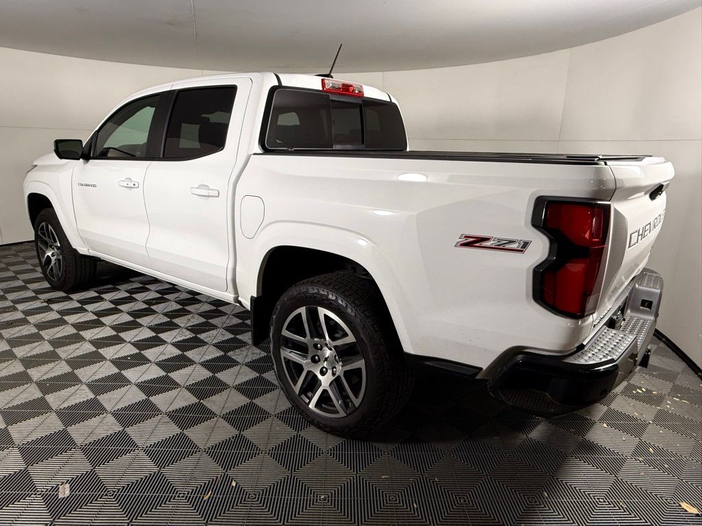 2024 Chevrolet Colorado Z71 photo 2