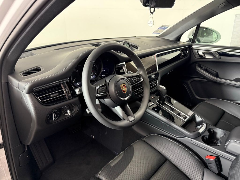 2025 Porsche Macan T photo 4