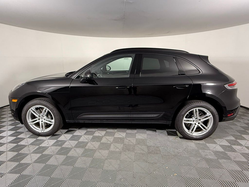 2025 Porsche Macan T photo 2