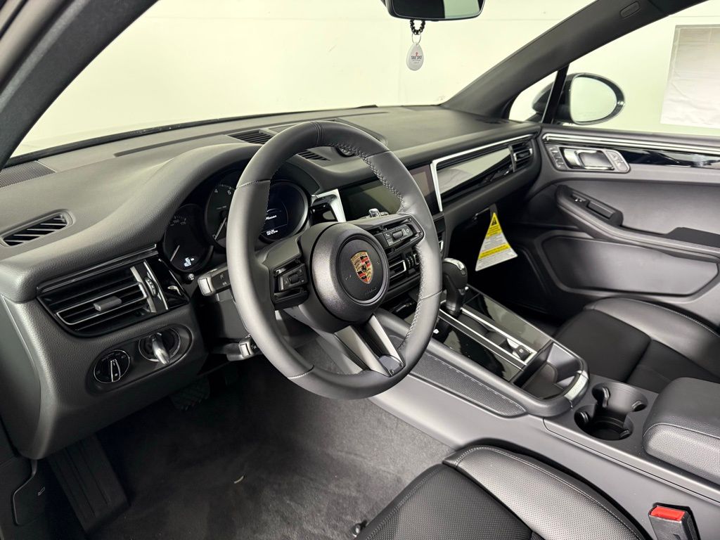 2025 Porsche Macan T photo 4