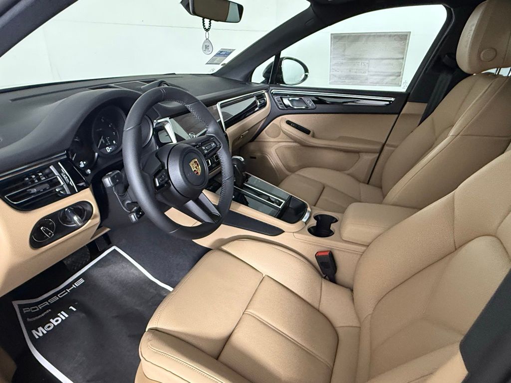 2025 Porsche Macan T photo 4