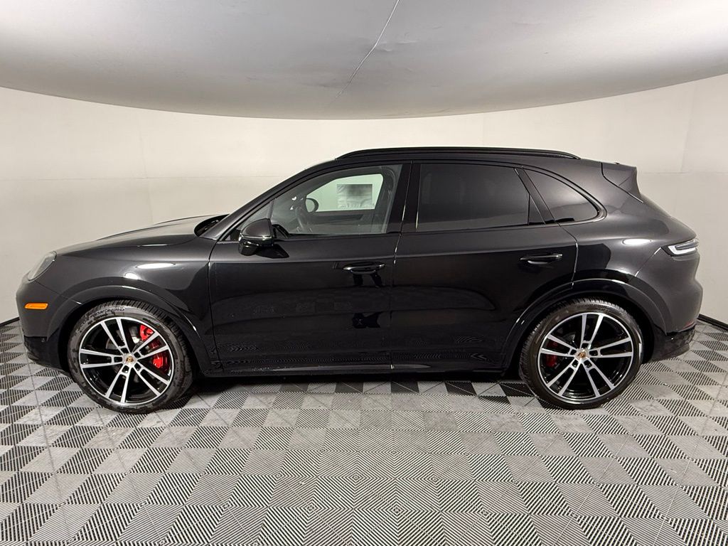2025 Porsche Cayenne GTS photo 2