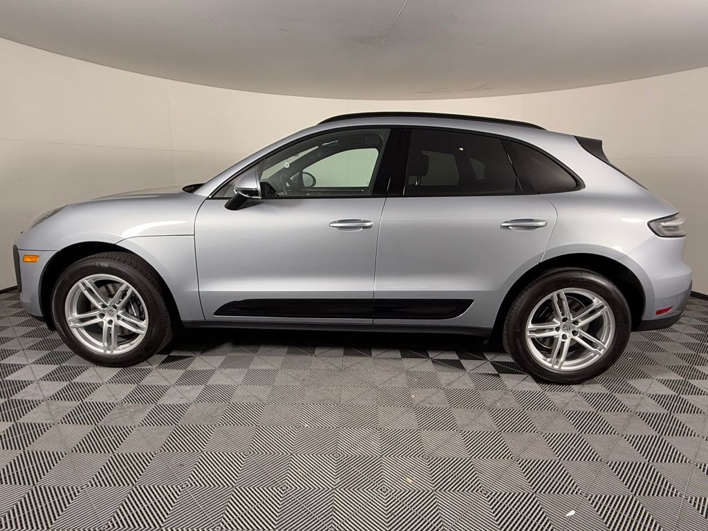 2025 Porsche Macan photo 2