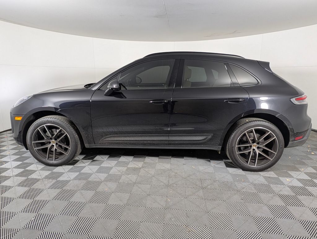 2024 Porsche Macan photo 2