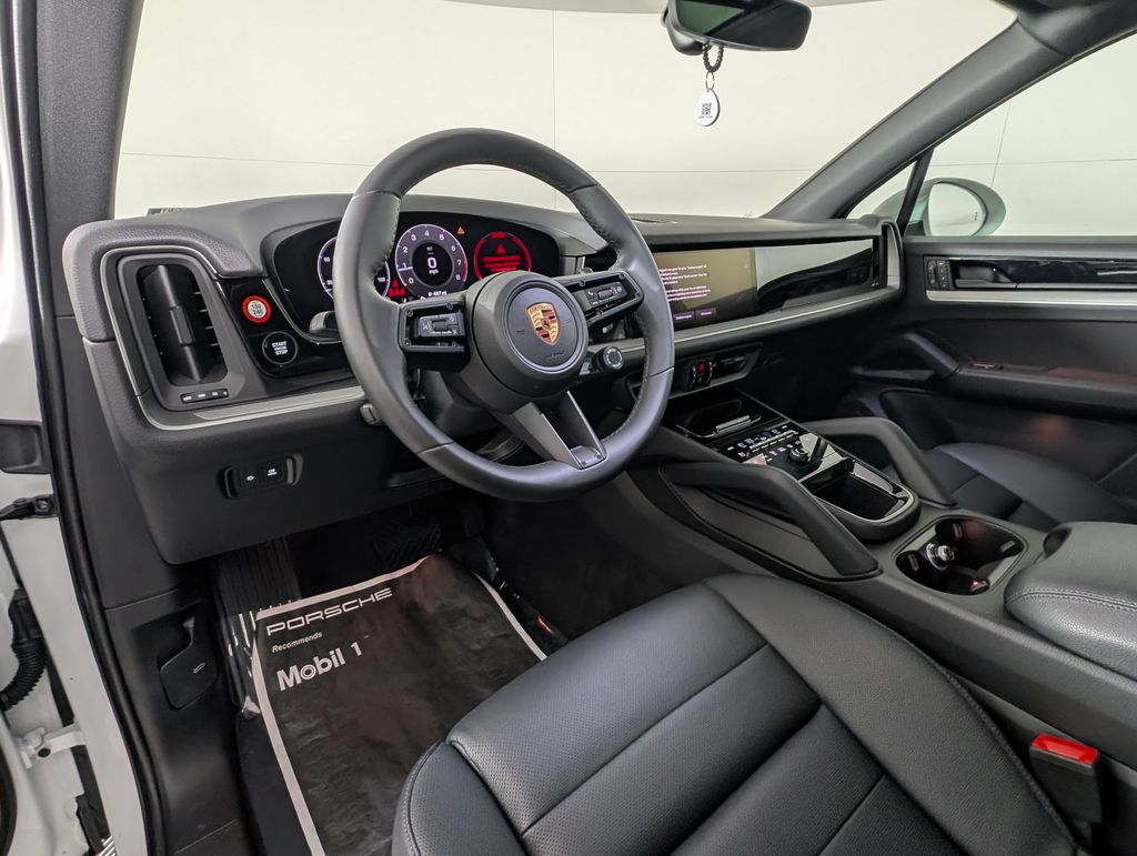 2025 Porsche Cayenne photo 4