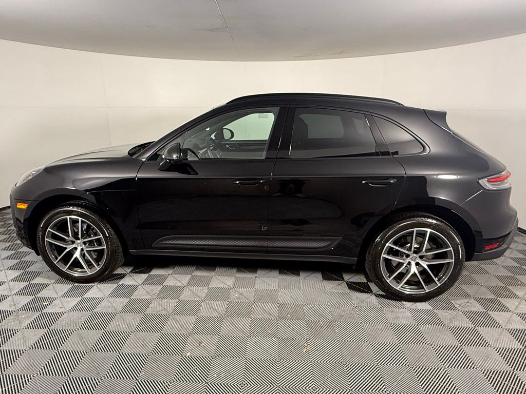 2025 Porsche Macan T photo 2