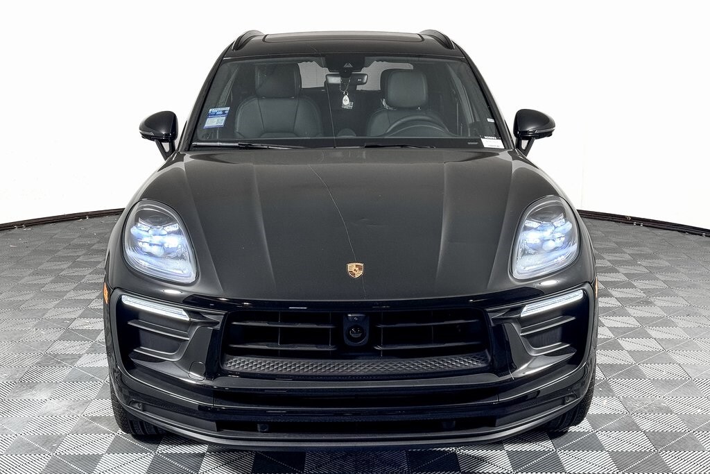 2025 Porsche Macan photo 2