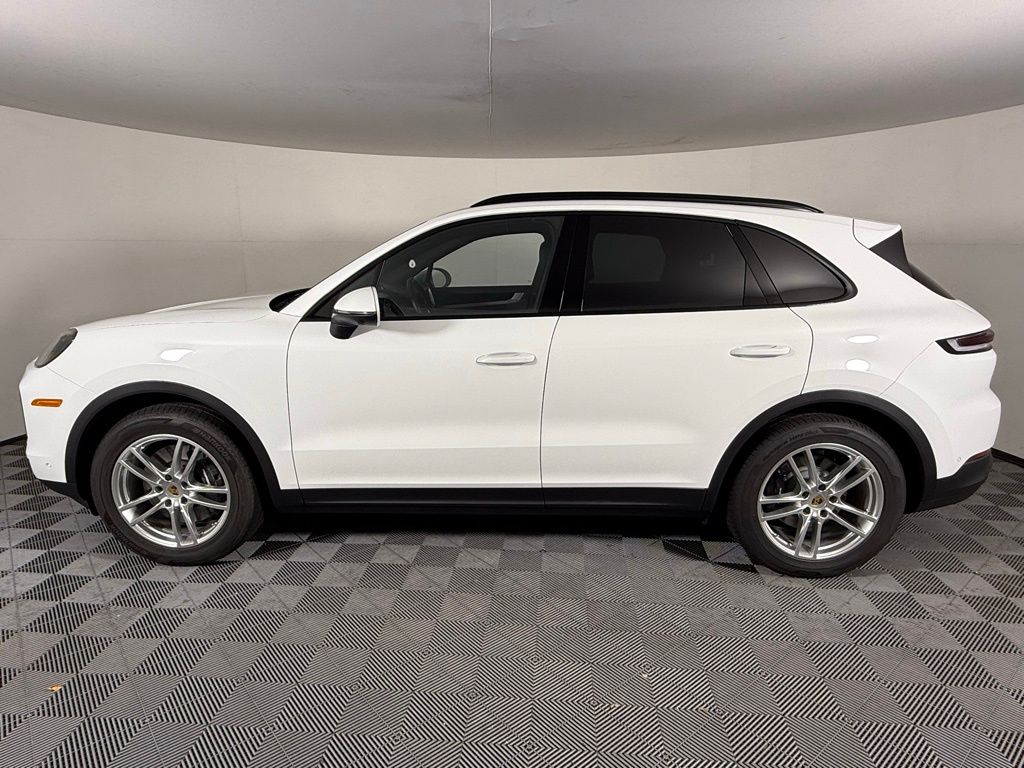 2024 Porsche Cayenne photo 2