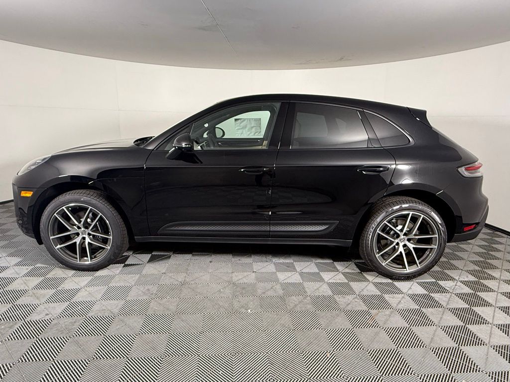 2025 Porsche Macan T photo 2