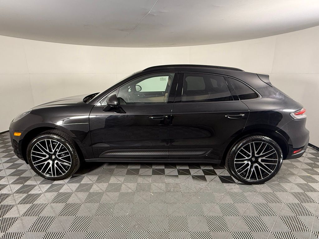 2025 Porsche Macan T photo 2