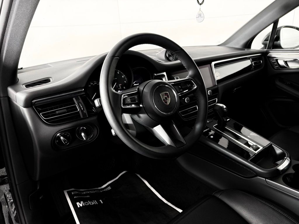 2025 Porsche Macan T photo 3