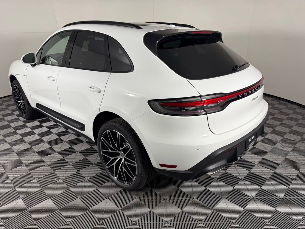 2026 Porsche Macan T photo 3
