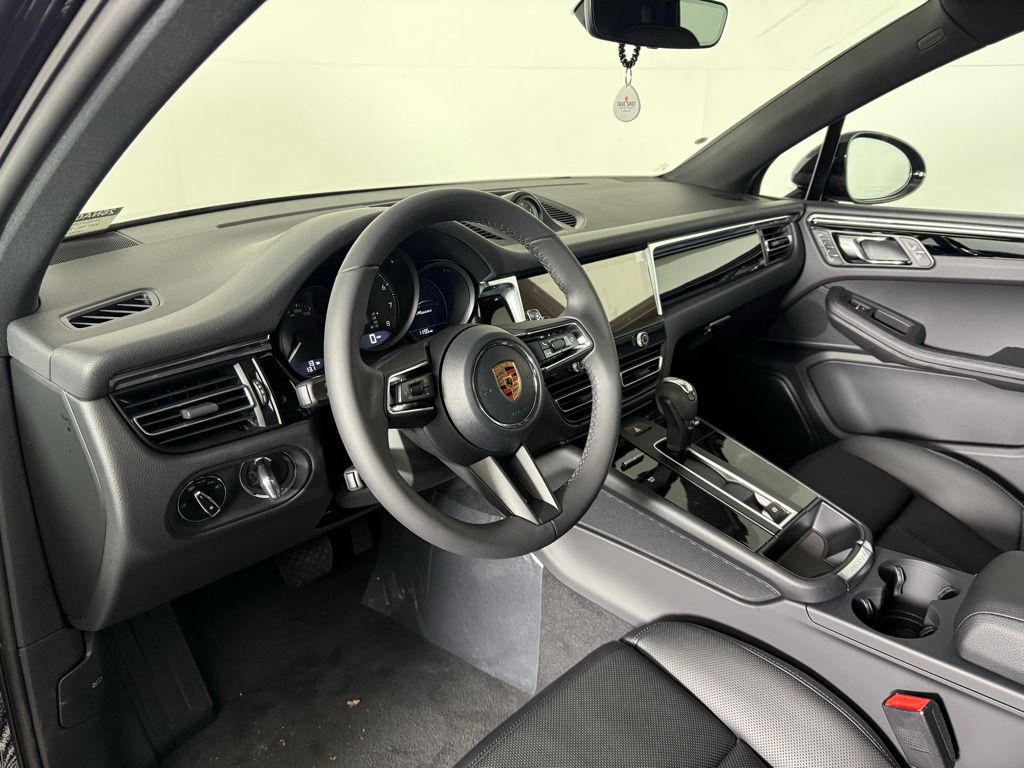 2026 Porsche Macan T photo 4