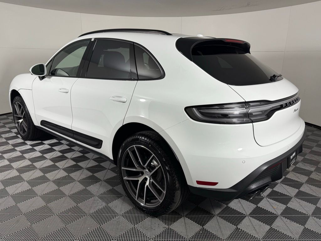 2025 Porsche Macan photo 2