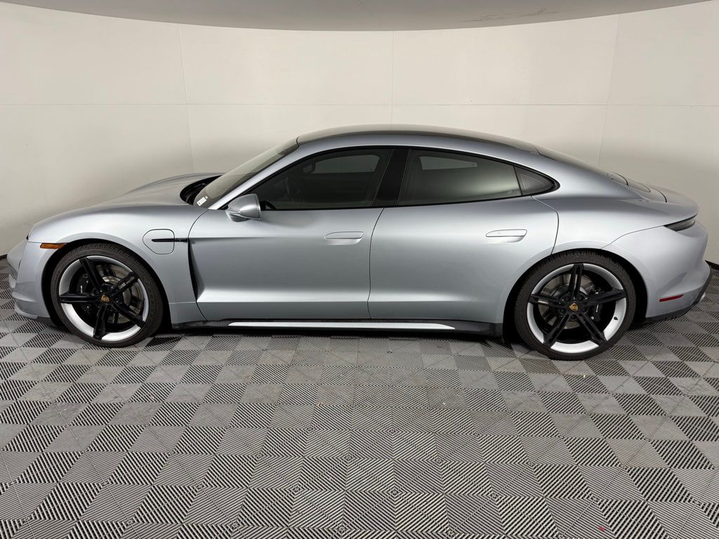 2022 Porsche Taycan Turbo photo 2