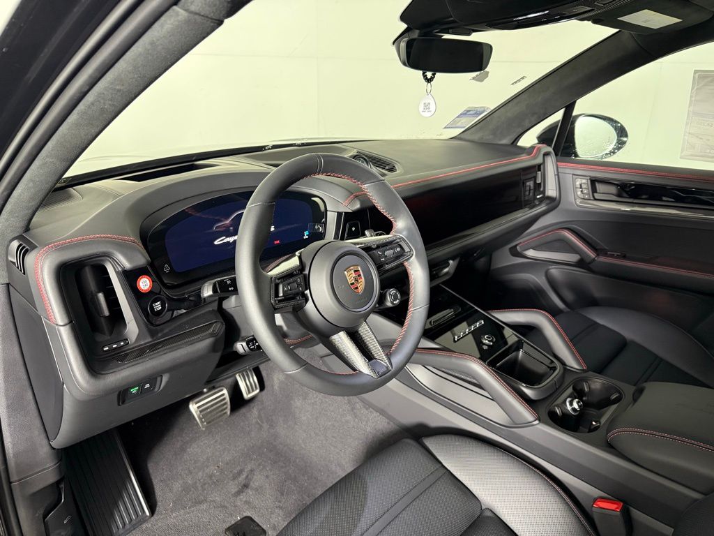 2025 Porsche Cayenne GTS photo 4