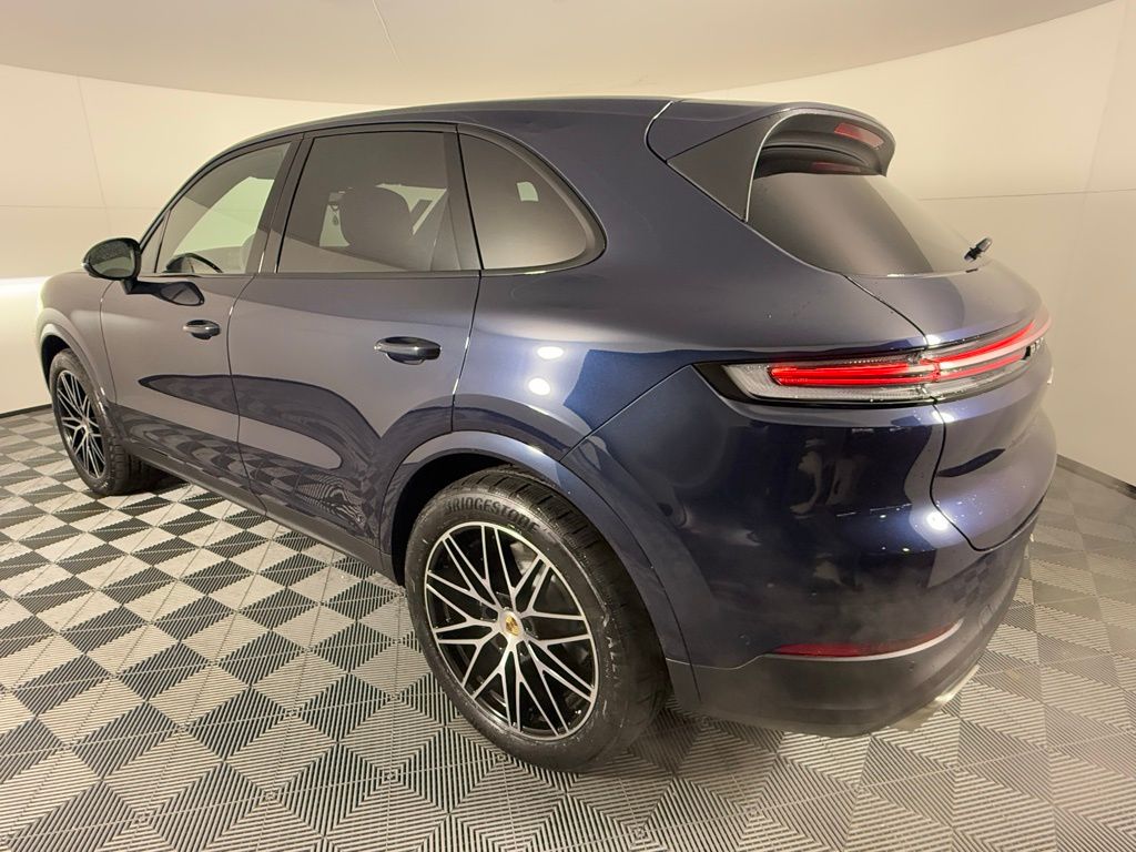 2025 Porsche Cayenne photo 2