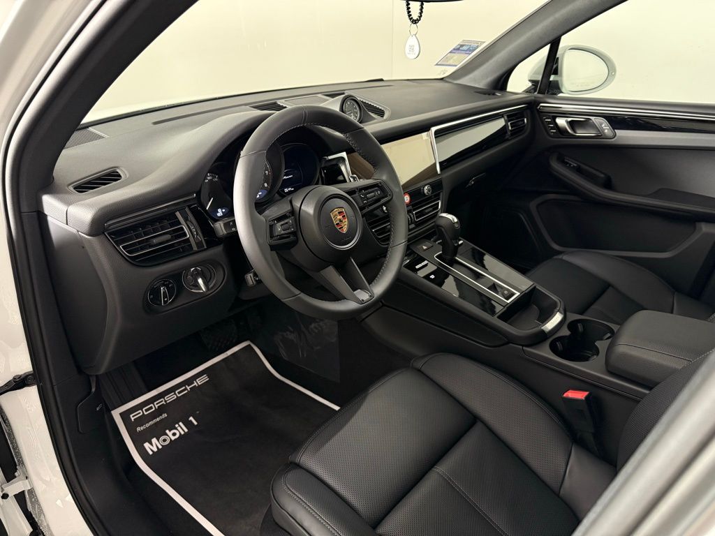 2025 Porsche Macan photo 3