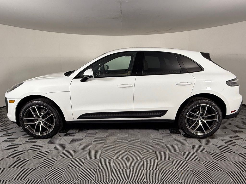 2025 Porsche Macan T photo 2