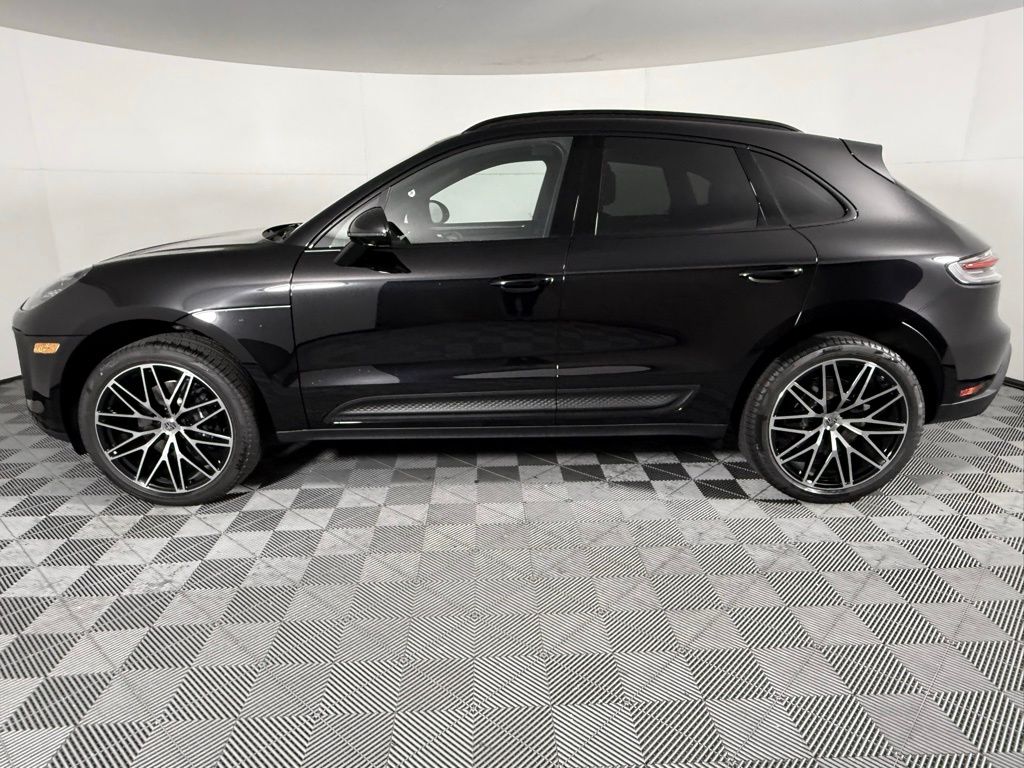 2025 Porsche Macan photo 2