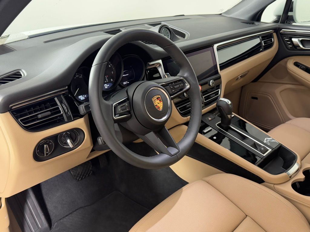 2025 Porsche Macan T photo 4