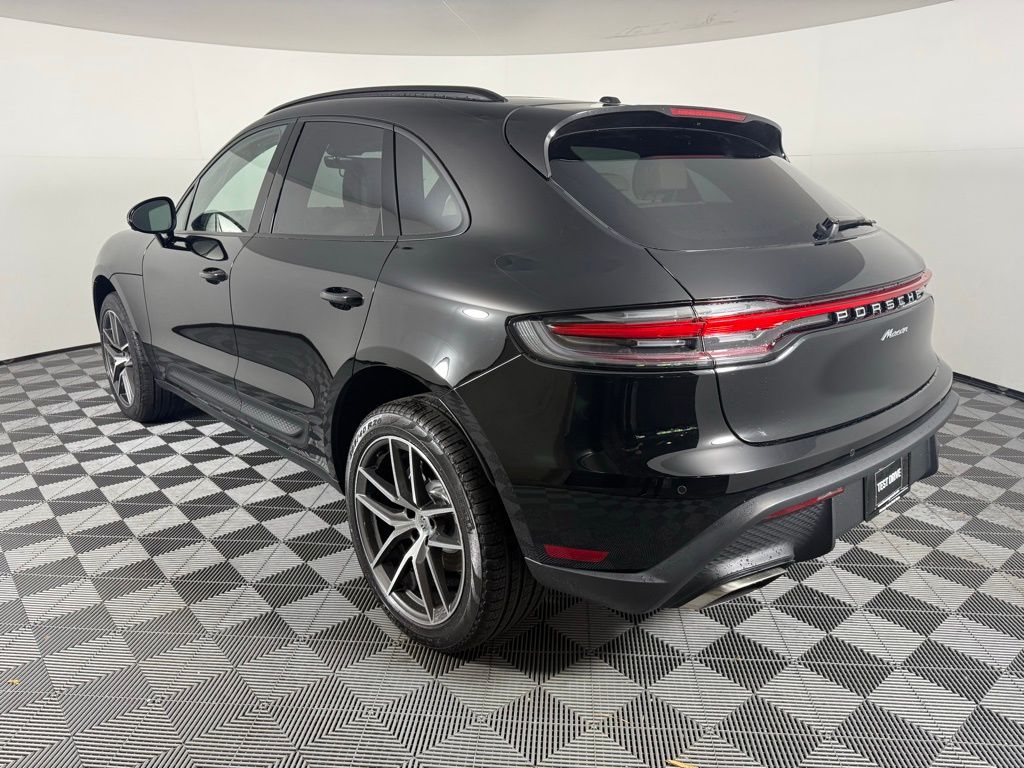 2025 Porsche Macan T photo 3