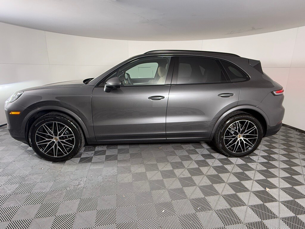 2025 Porsche Cayenne photo 2
