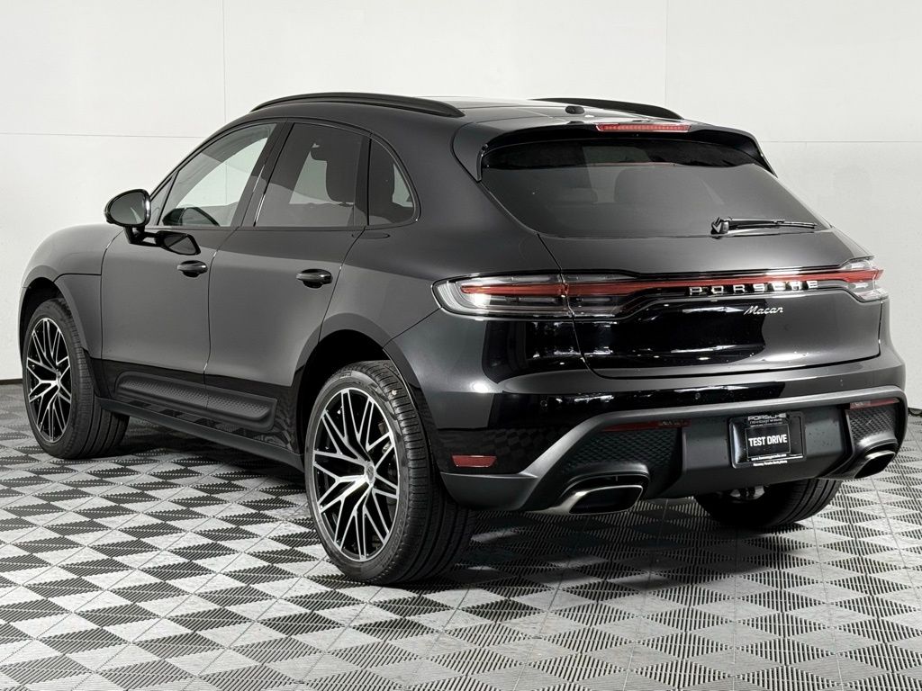 2025 Porsche Macan photo 3