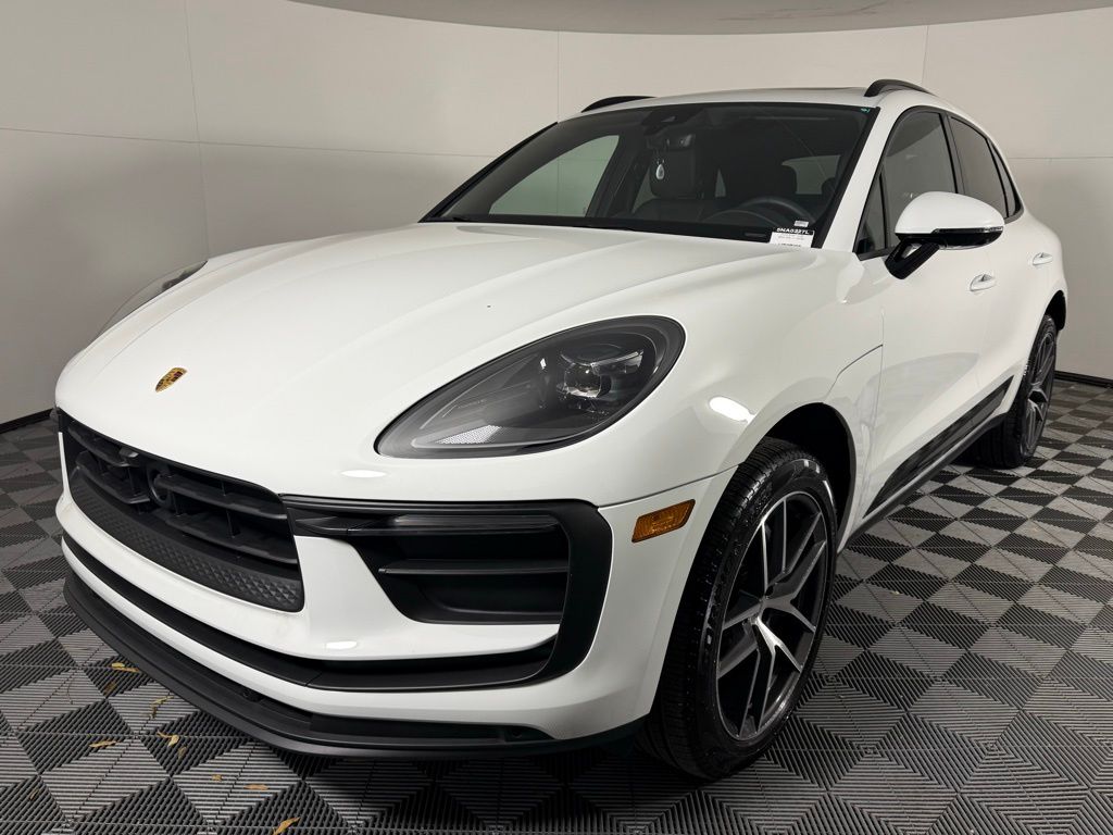 2025 Porsche Macan Base's photo