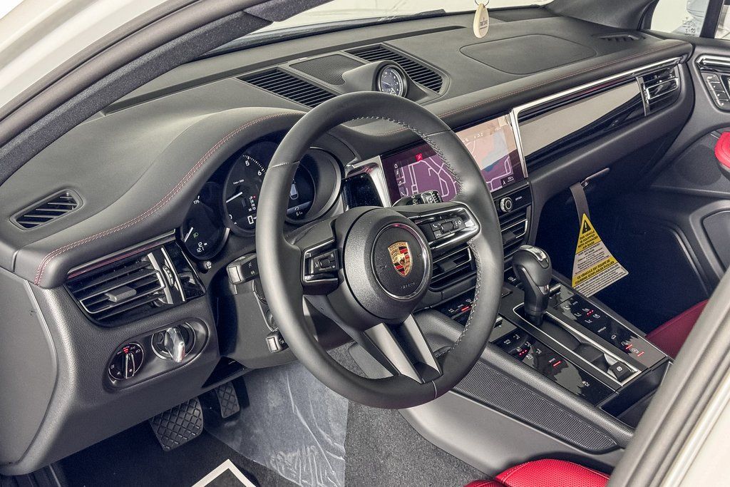 2025 Porsche Macan photo 3