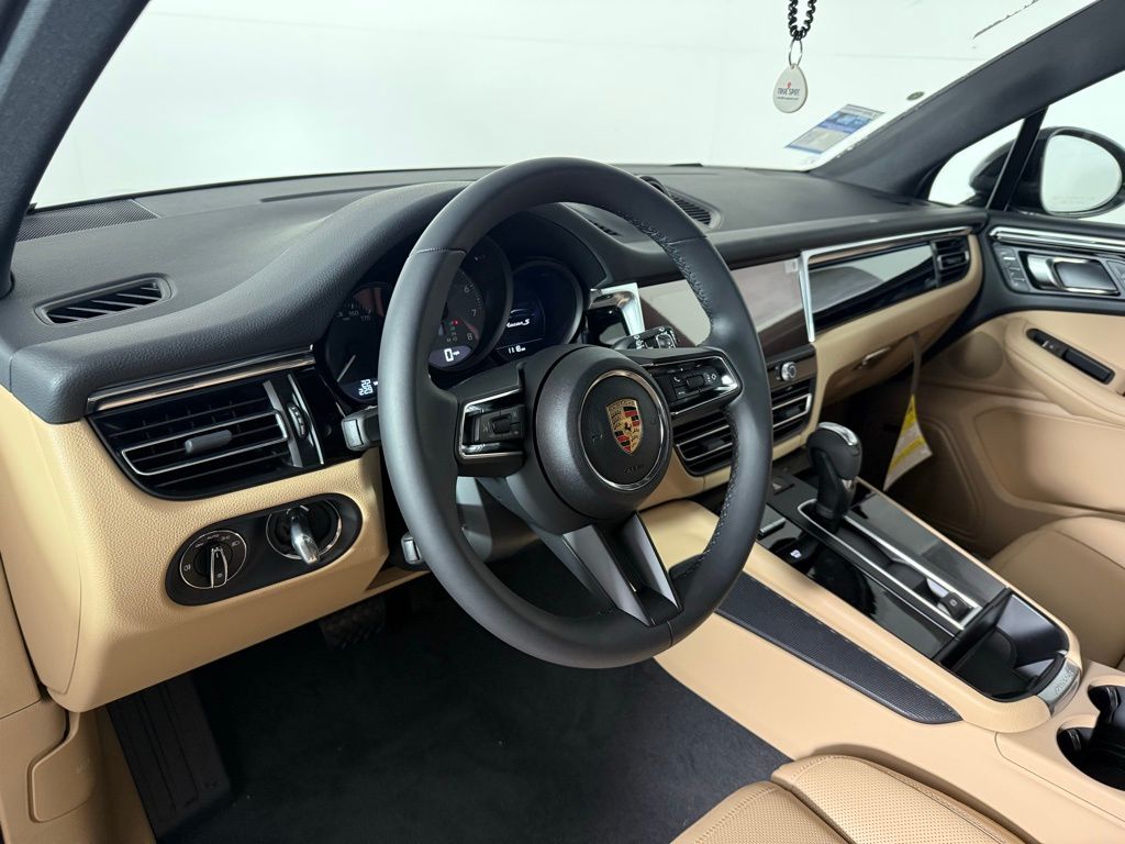 2025 Porsche Macan S photo 4