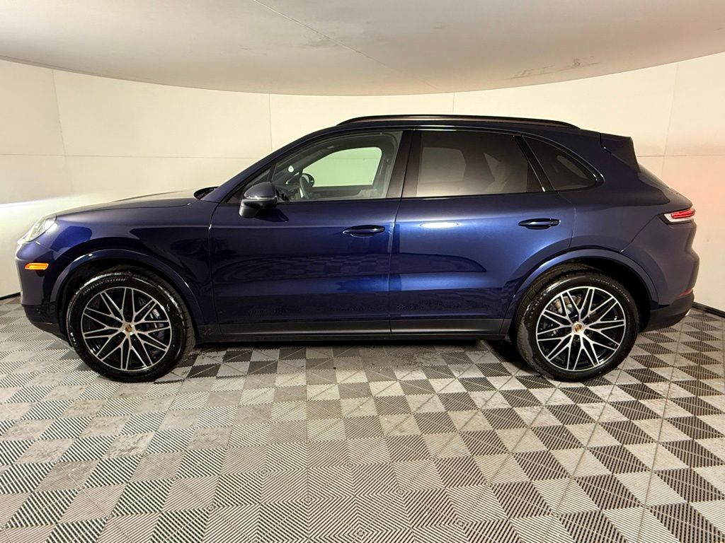 2025 Porsche Cayenne photo 2
