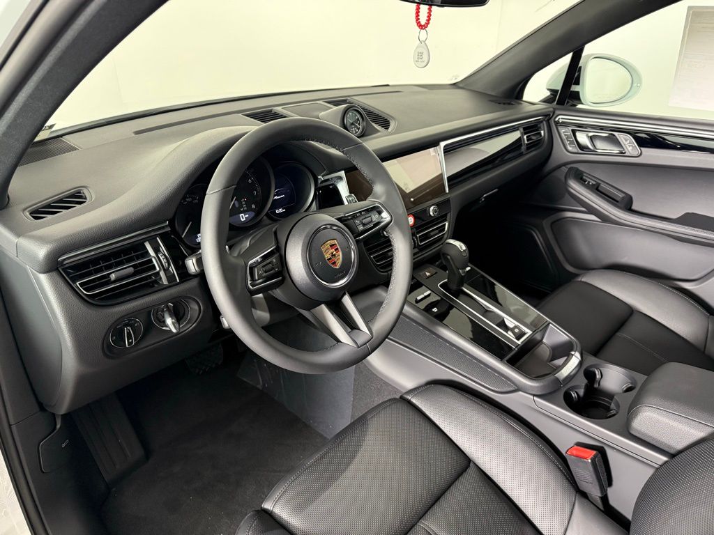 2026 Porsche Macan T photo 4