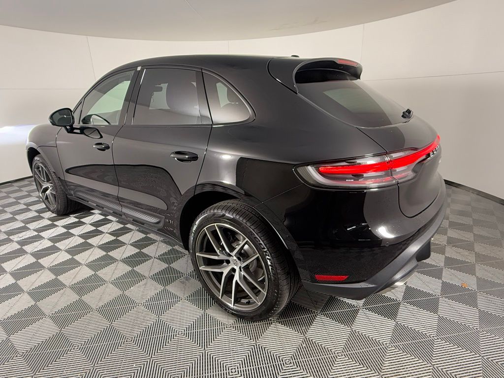 2025 Porsche Macan photo 3
