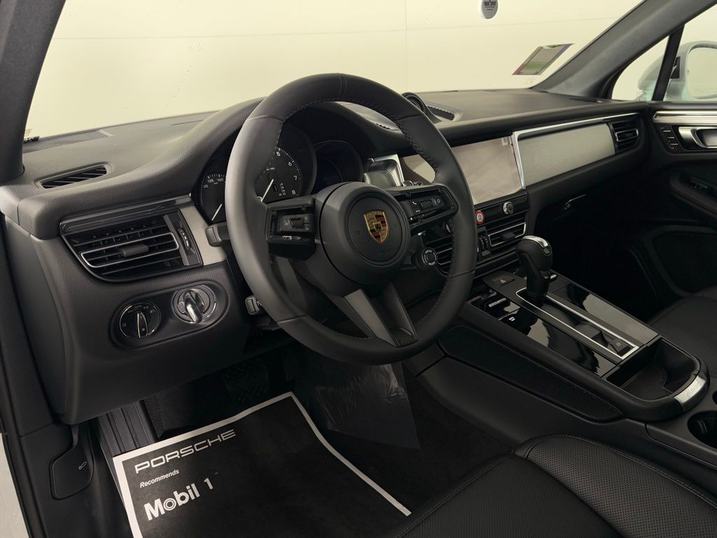 2026 Porsche Macan T photo 4